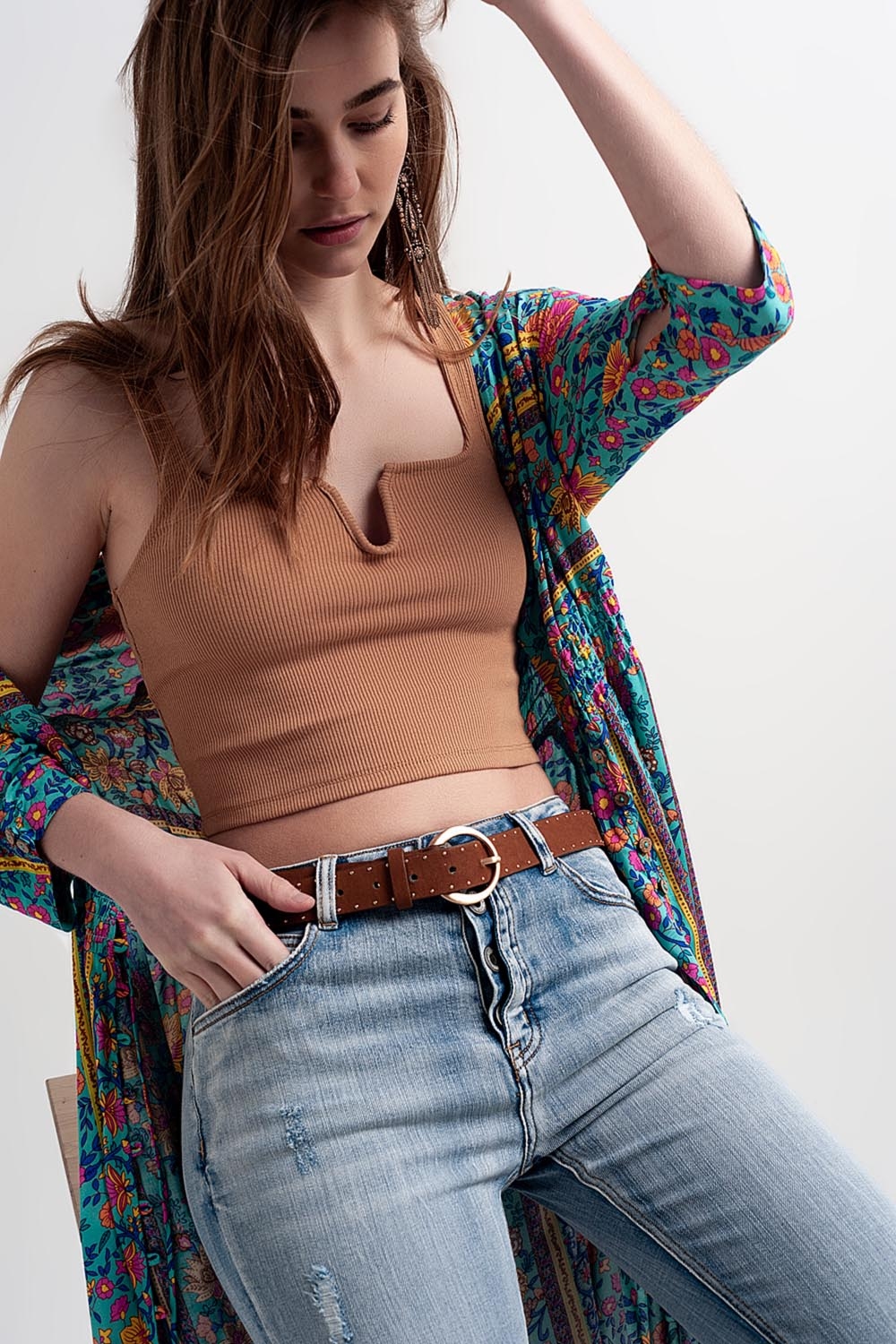 Top corto en color beige con escote cuadrado de canal&eacute;