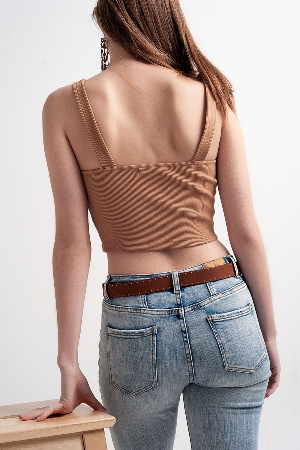 Top corto en color beige con escote cuadrado de canal&eacute;