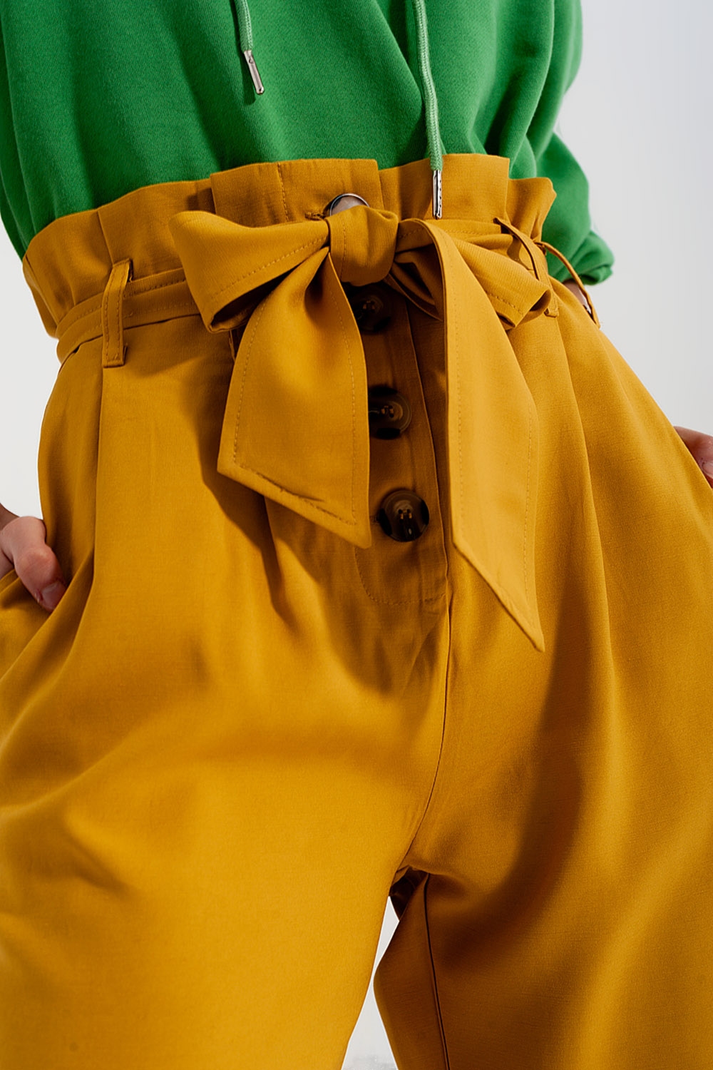 Pantalones paperbag con cinturón y tiro alto en amarillo Pantalones paperbag con cinturón y tiro alto en amarillo