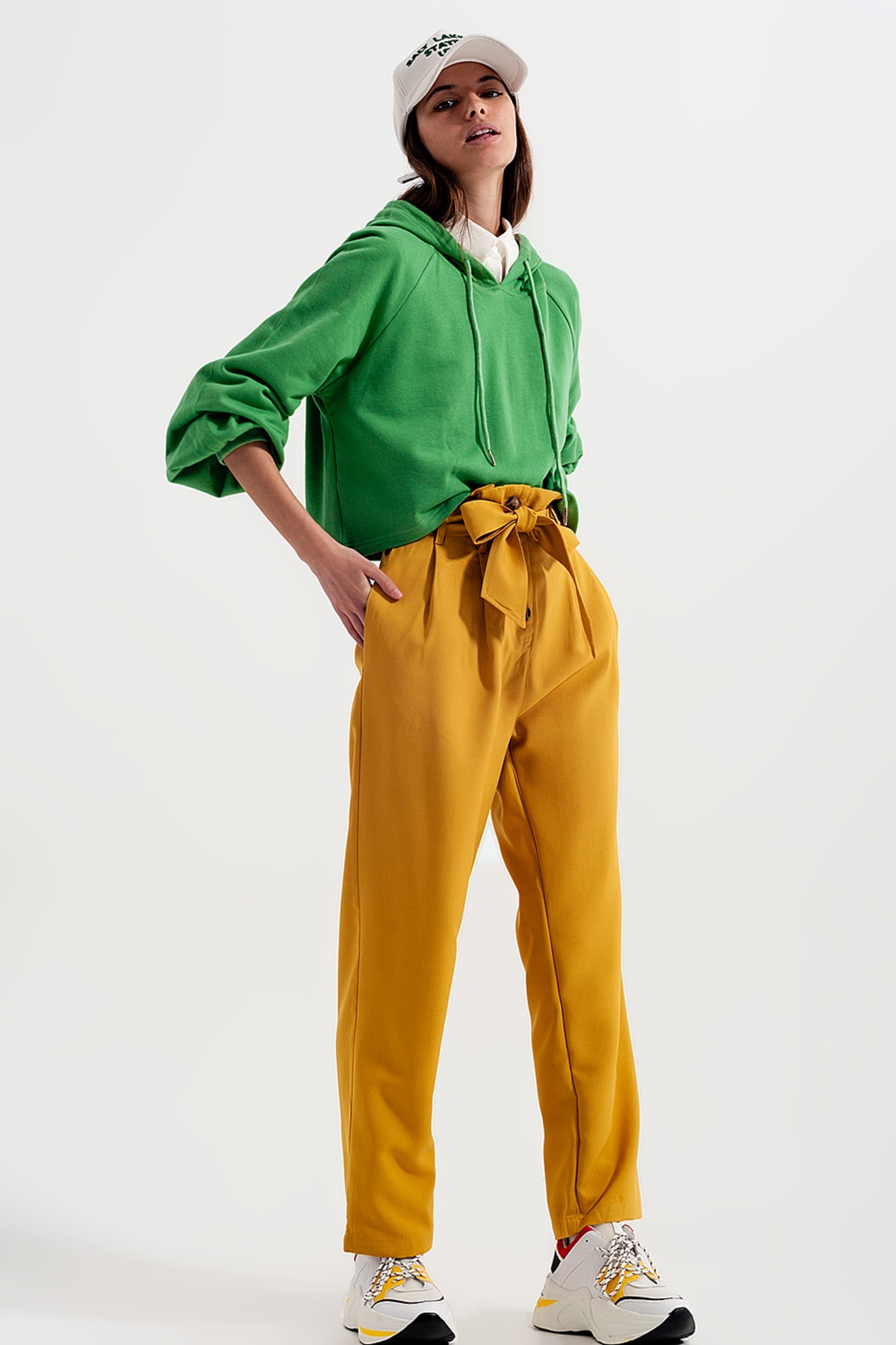 Pantalones paperbag con cinturón y tiro alto en amarillo Pantalones paperbag con cinturón y tiro alto en amarillo