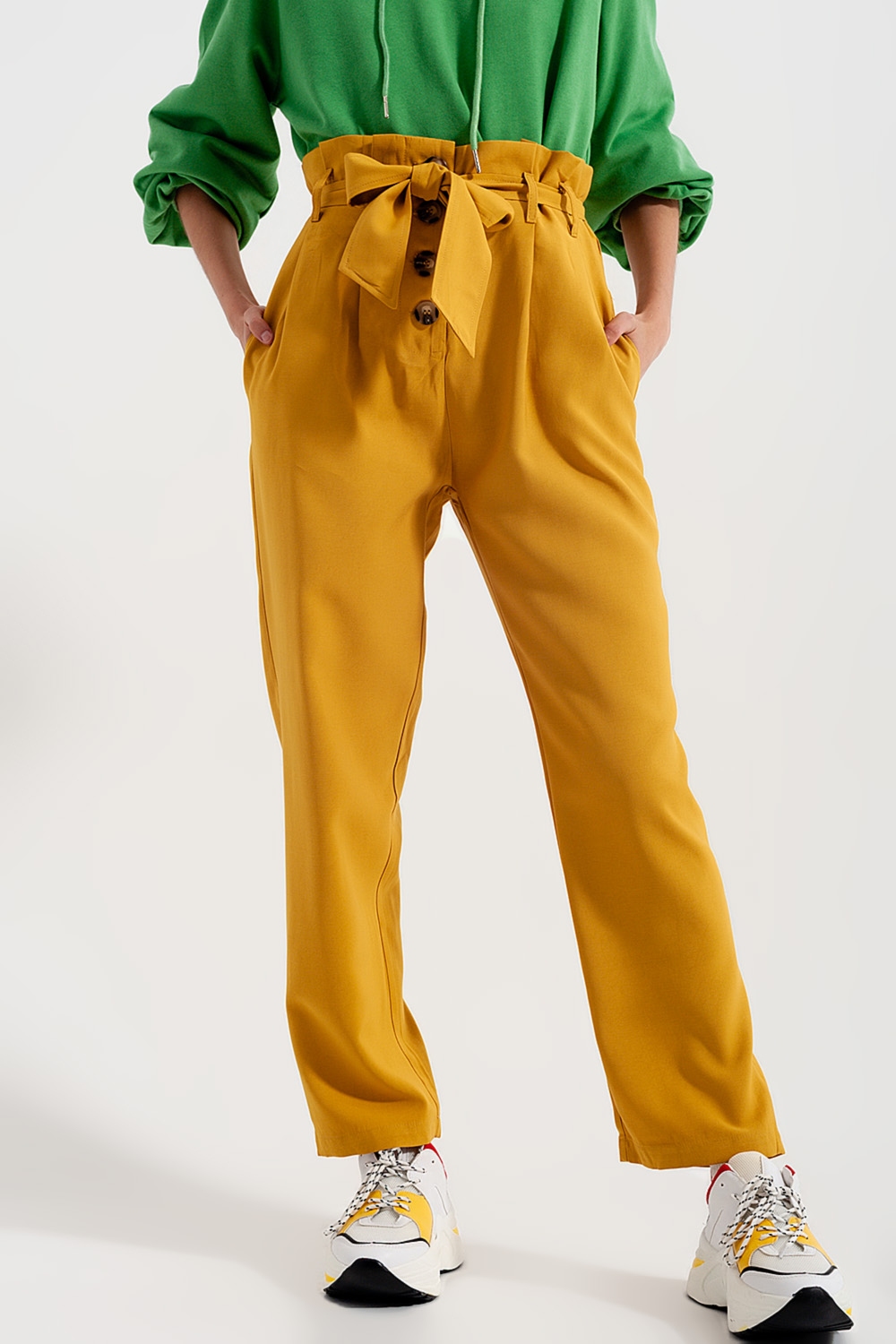 Pantalones paperbag con cinturón y tiro alto en amarillo Pantalones paperbag con cinturón y tiro alto en amarillo