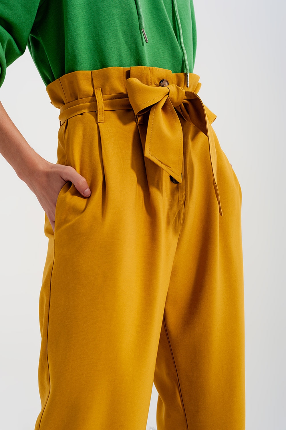 Pantalones paperbag con cinturón y tiro alto en amarillo Pantalones paperbag con cinturón y tiro alto en amarillo