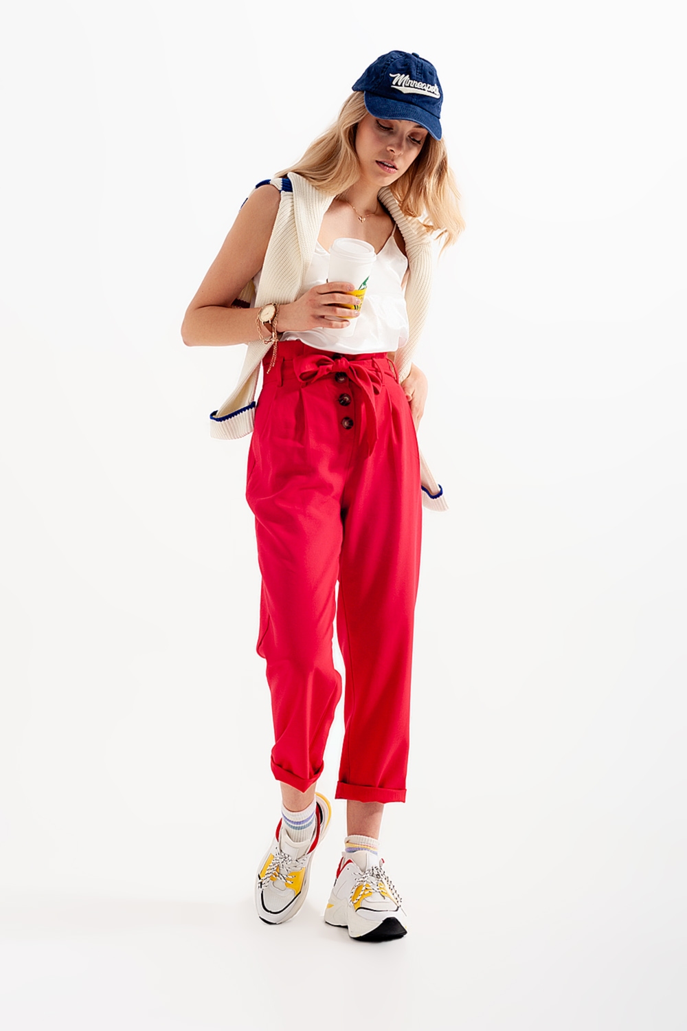 Pantalones paperbag con cintur&oacute;n y  tiro alto en rojo