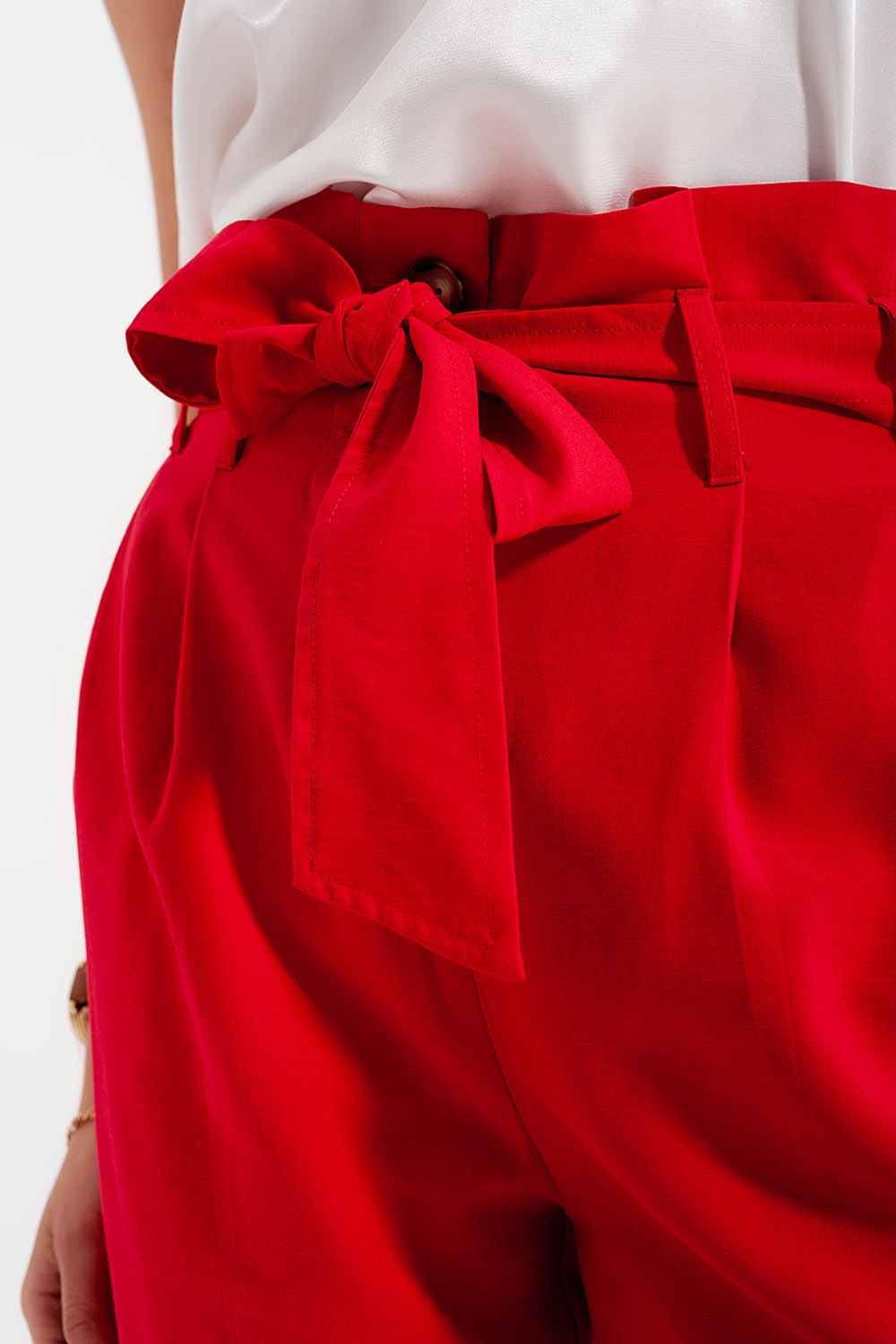 Pantalones paperbag con cintur&oacute;n y  tiro alto en rojo