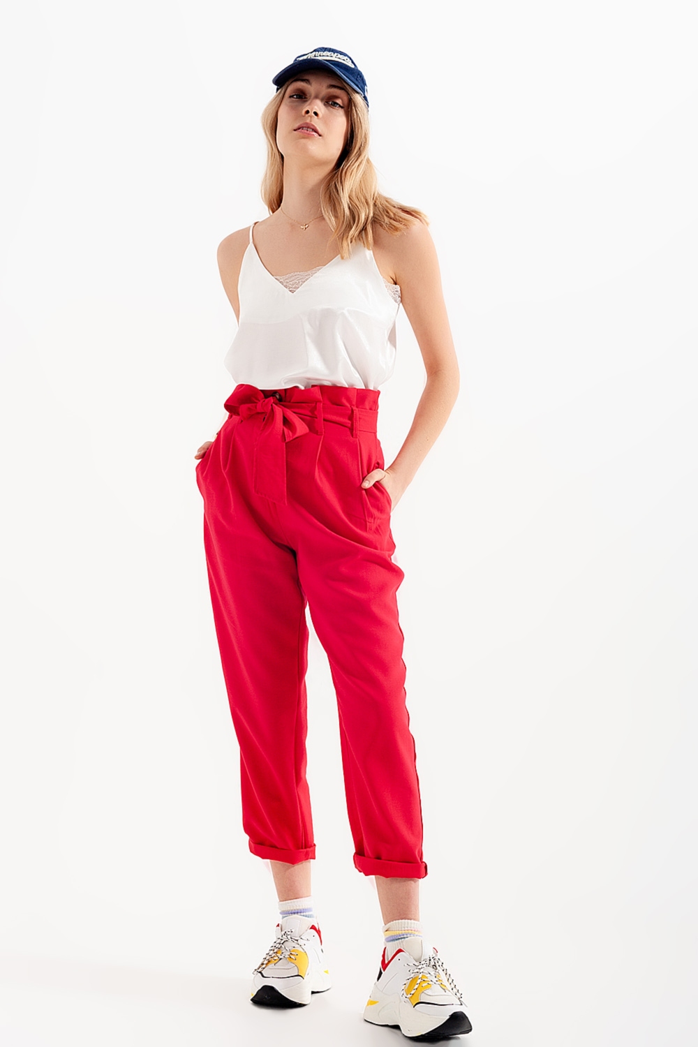 Pantalones paperbag con cintur&oacute;n y  tiro alto en rojo