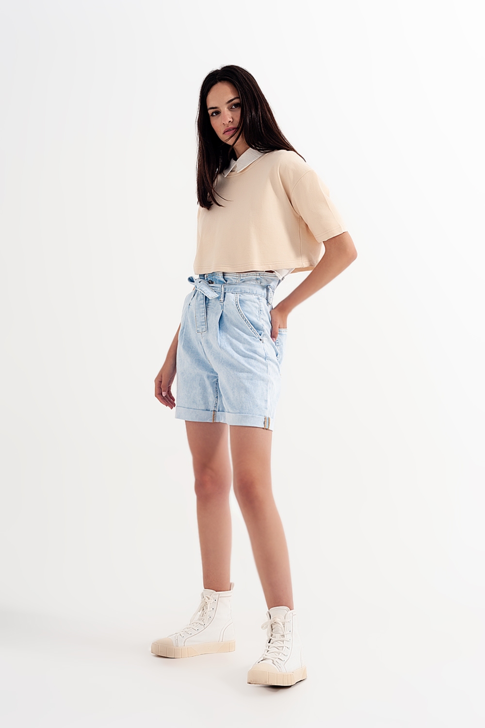 Shorts vaqueros con lavado azul claro y lazada en la cintura