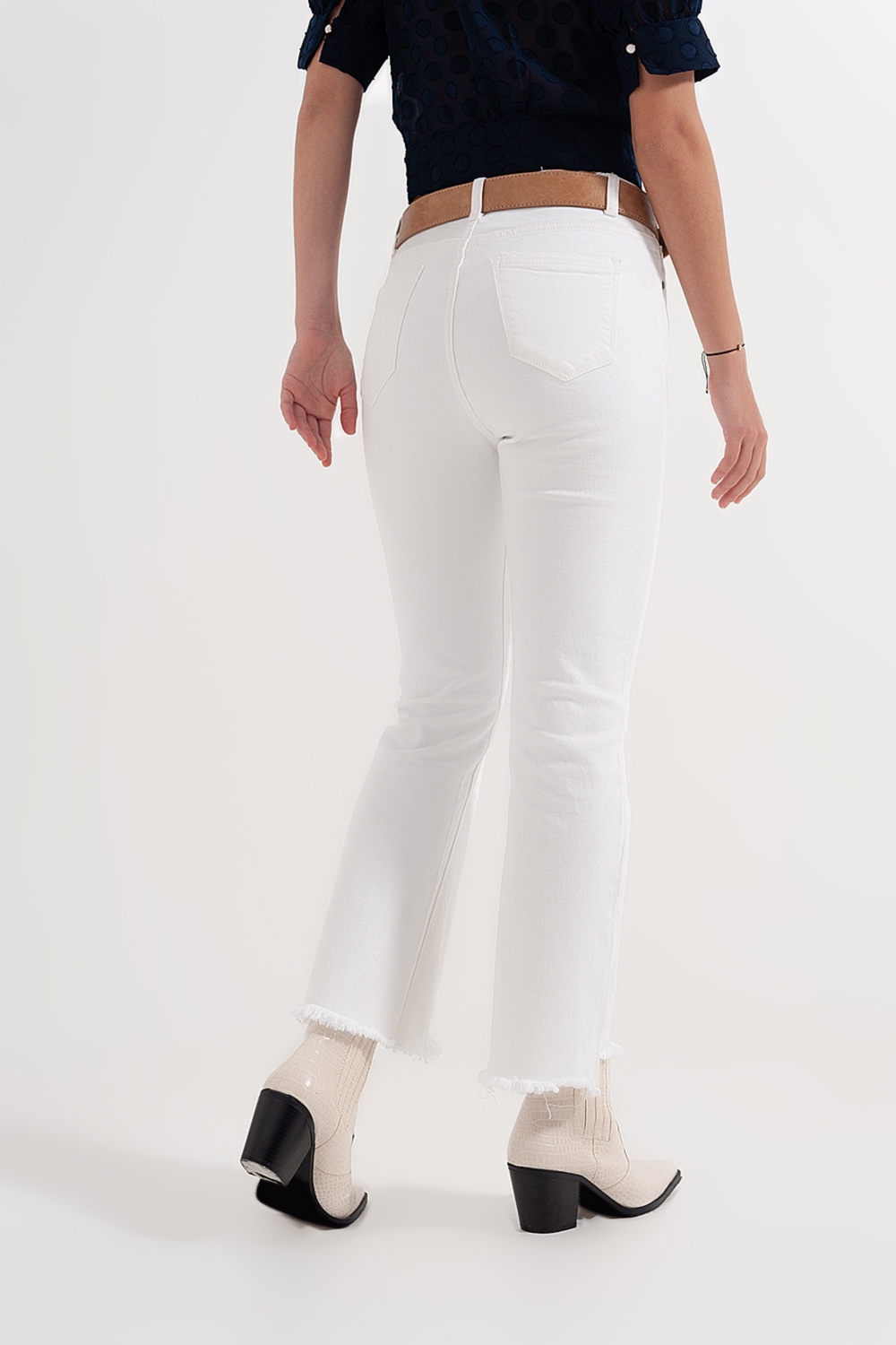 Pantalones rectos en blanco con tobillos anchos