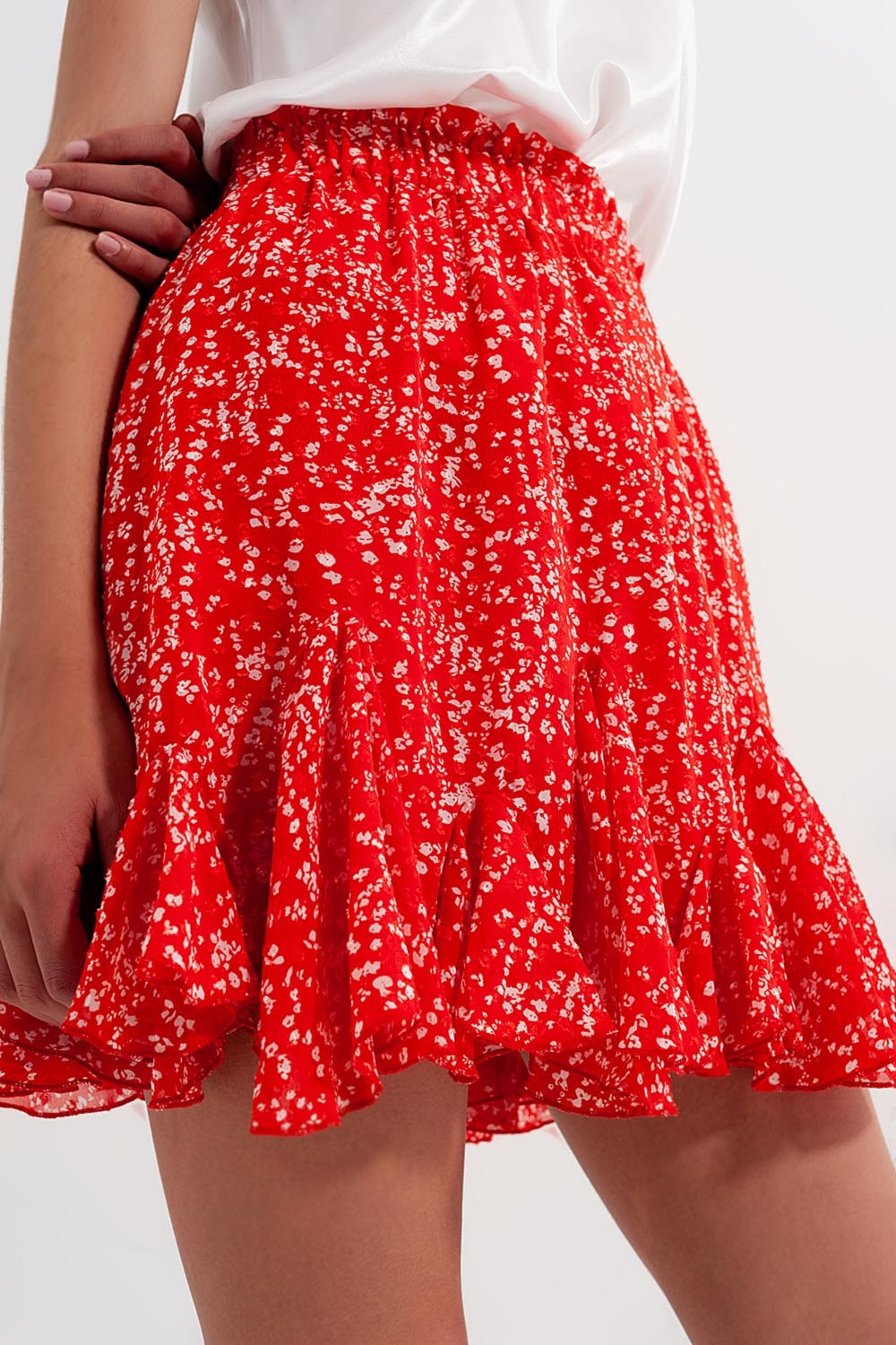 Minifalda roja con estampado floral y volantes