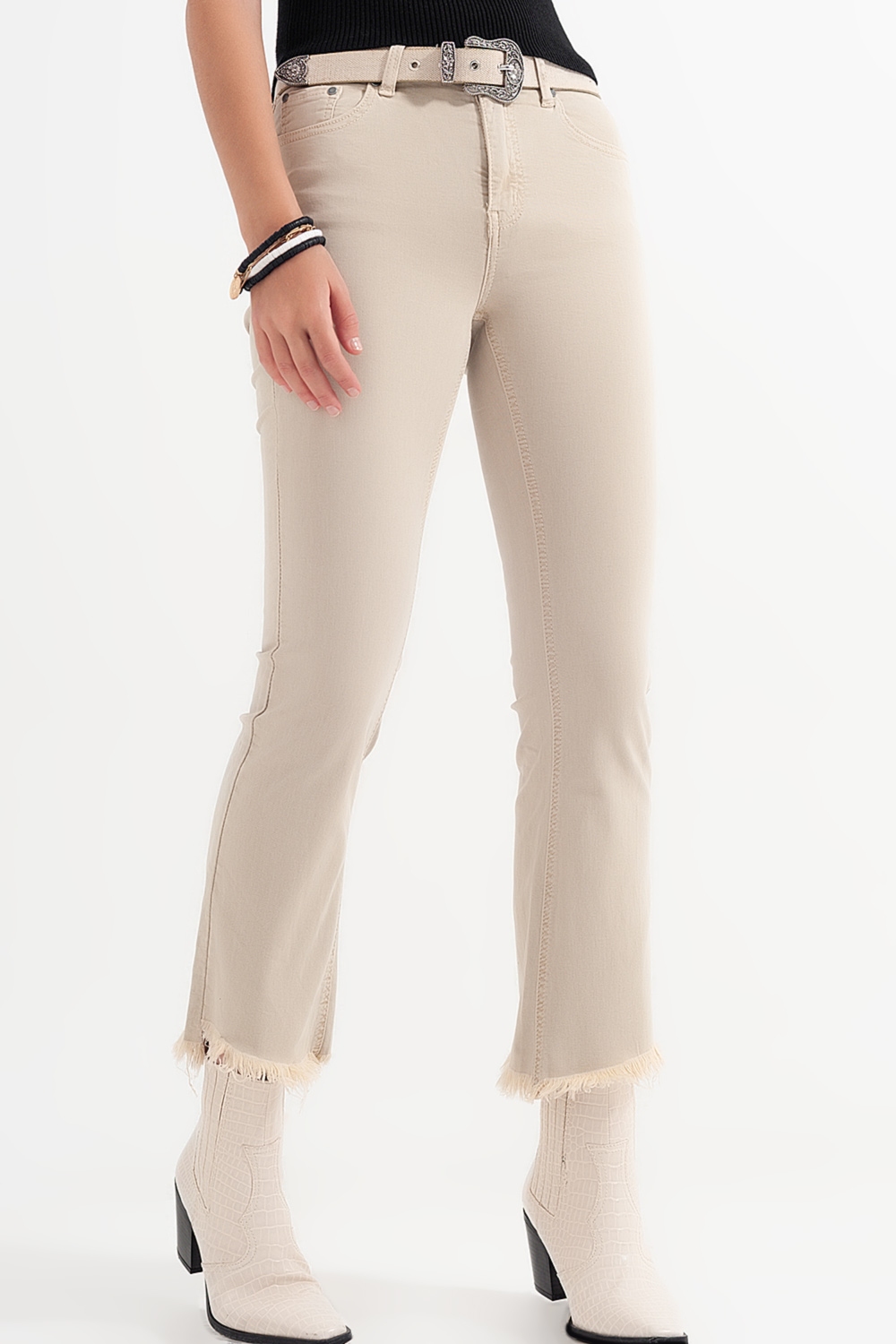Pantalones rectos en beige con tobillos anchos Pantalones rectos en beige con tobillos anchos