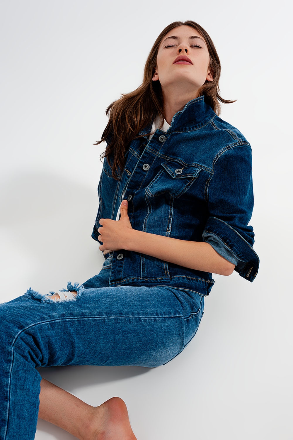 Chaqueta vaquera corta en azul con lavado oscuro Chaqueta vaquera corta en azul con lavado oscuro