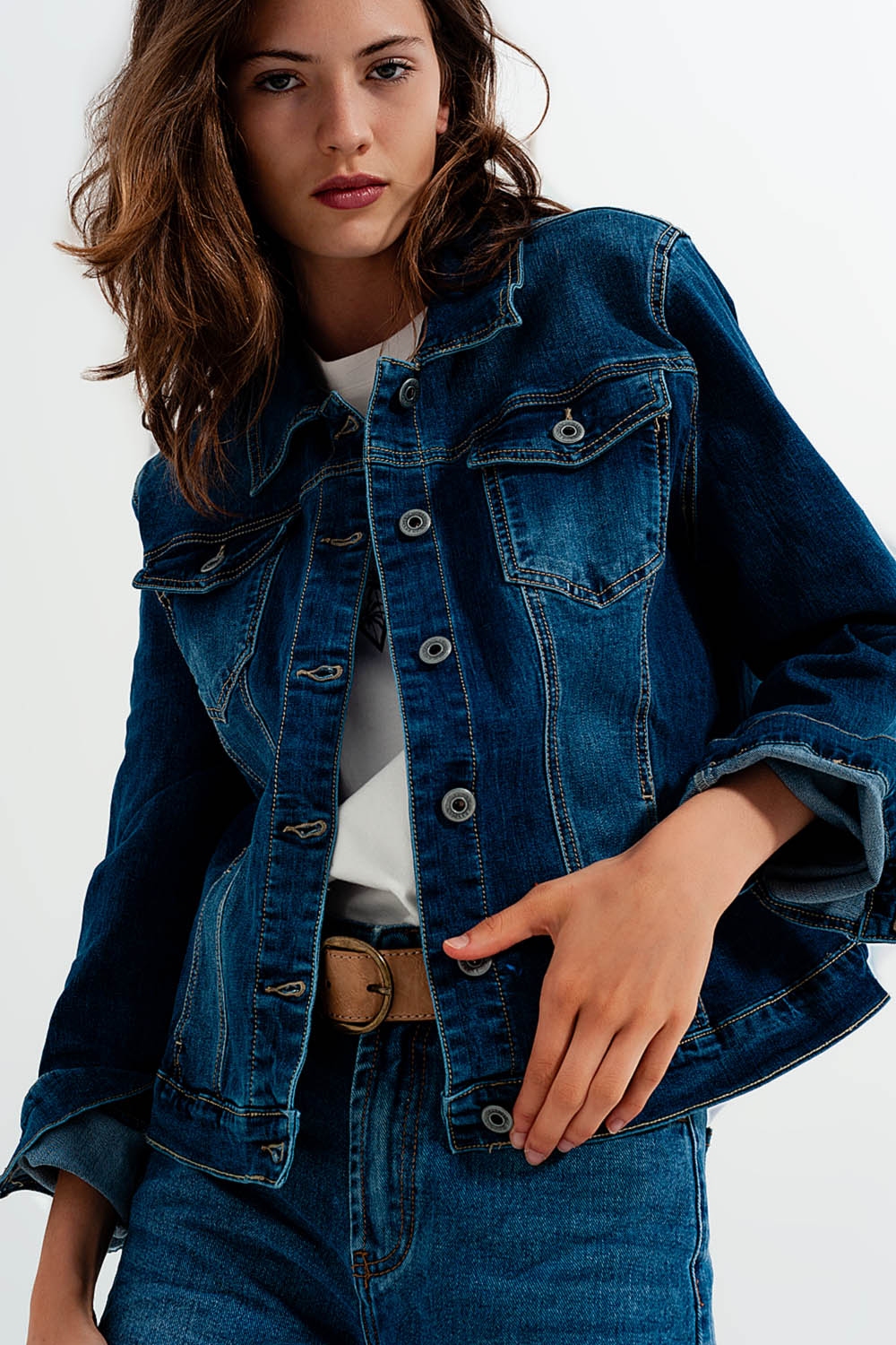 Chaqueta vaquera corta en azul con lavado oscuro Chaqueta vaquera corta en azul con lavado oscuro
