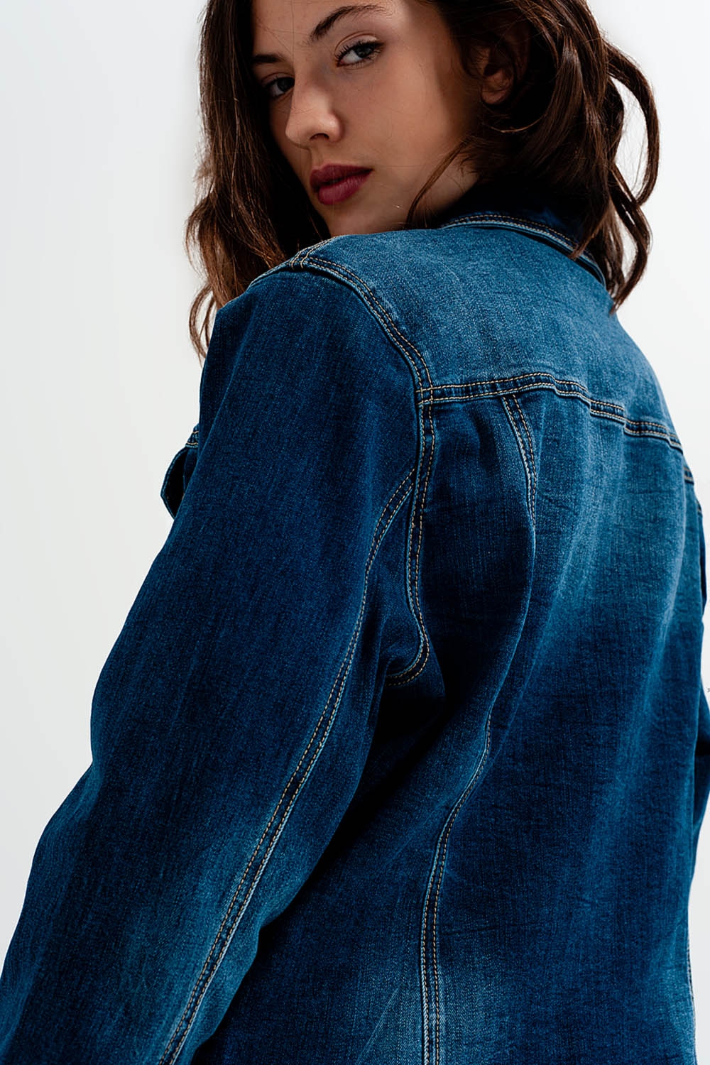 Chaqueta vaquera corta en azul con lavado oscuro Chaqueta vaquera corta en azul con lavado oscuro