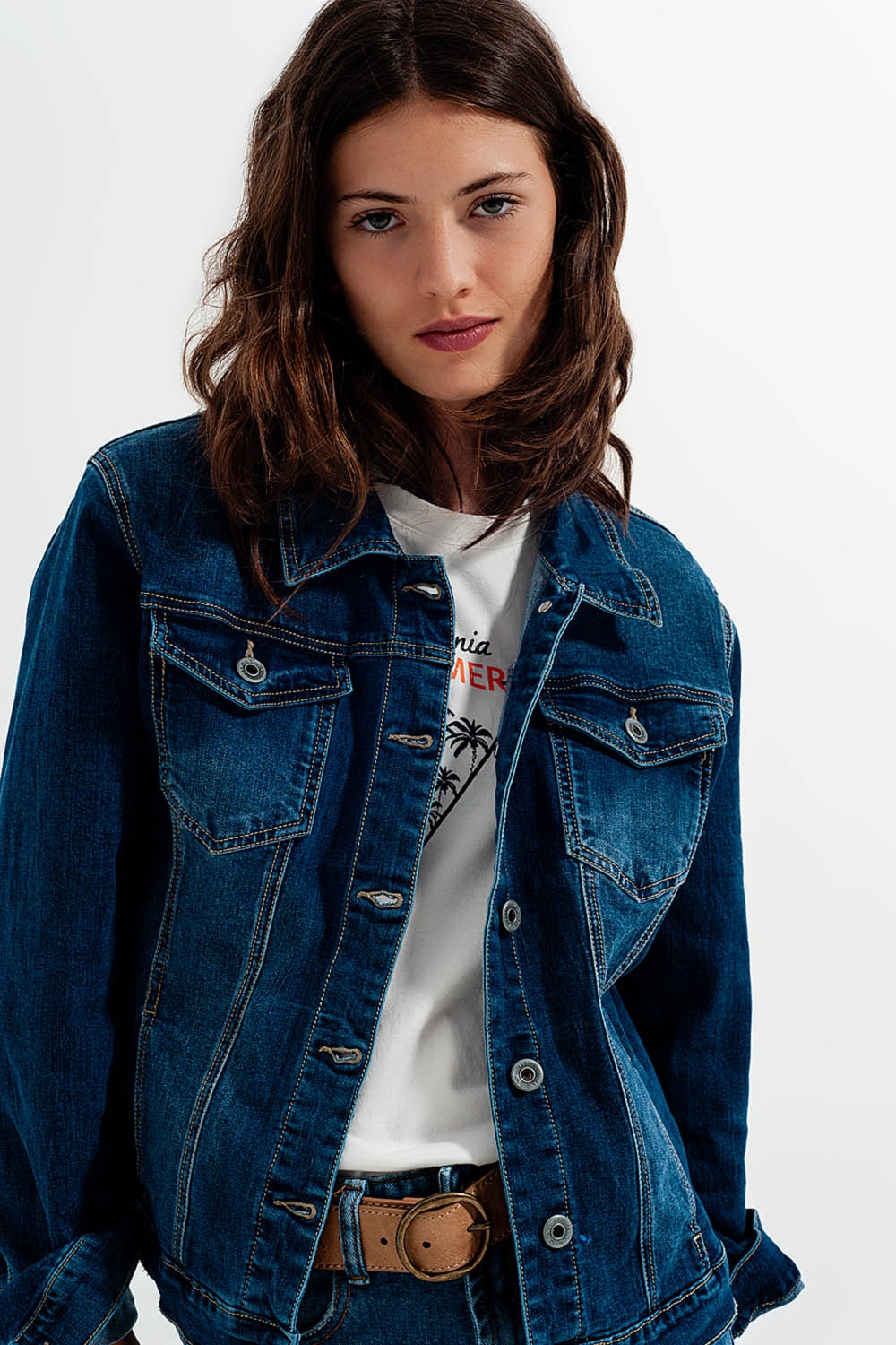 Chaqueta vaquera corta en azul con lavado oscuro Chaqueta vaquera corta en azul con lavado oscuro