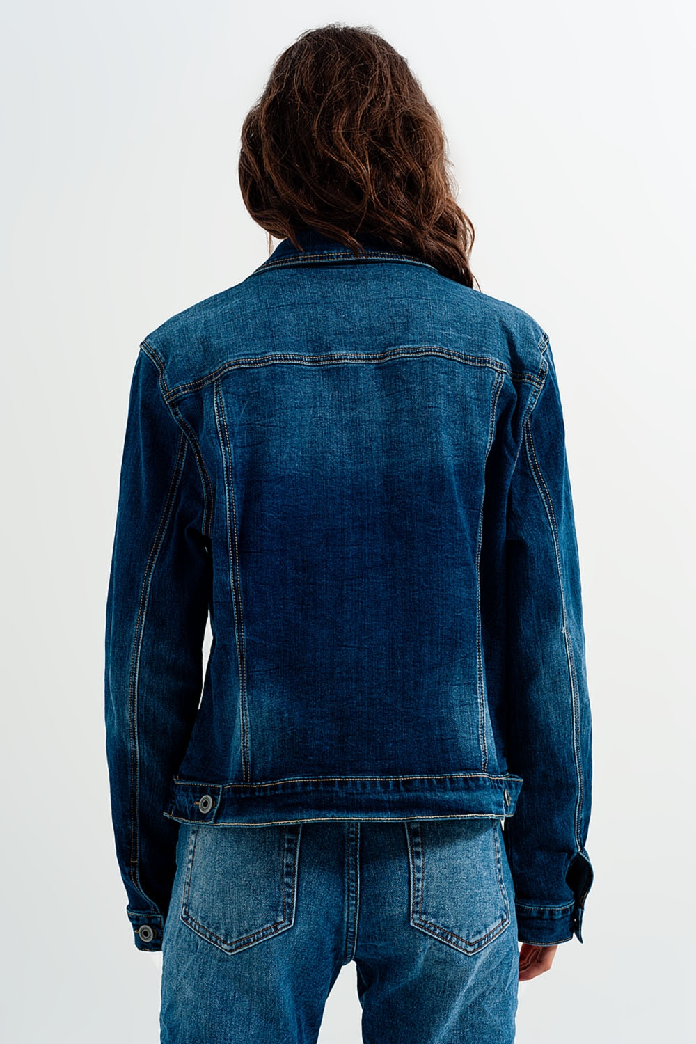 Chaqueta vaquera corta en azul con lavado oscuro Chaqueta vaquera corta en azul con lavado oscuro