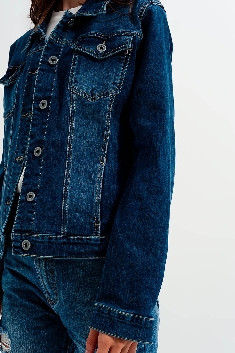 Chaqueta vaquera corta en azul con lavado oscuro Chaqueta vaquera corta en azul con lavado oscuro