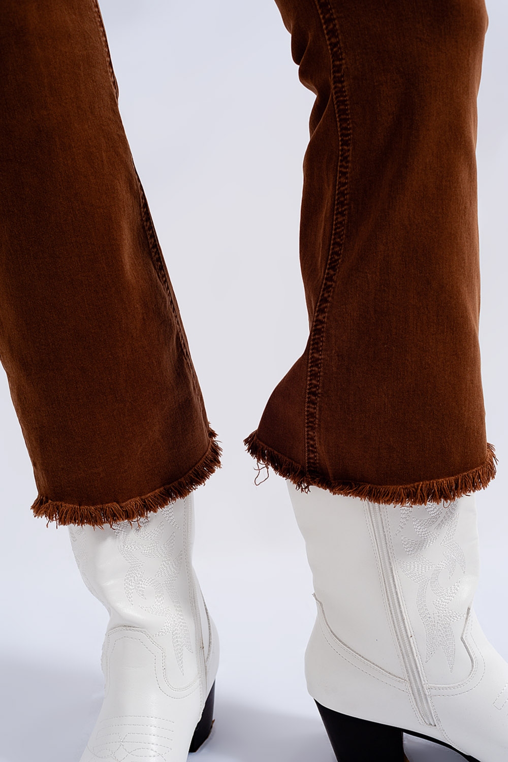 Jeans acampanados con dobladillo sin rematar en marrón Jeans acampanados con dobladillo sin rematar en marrón