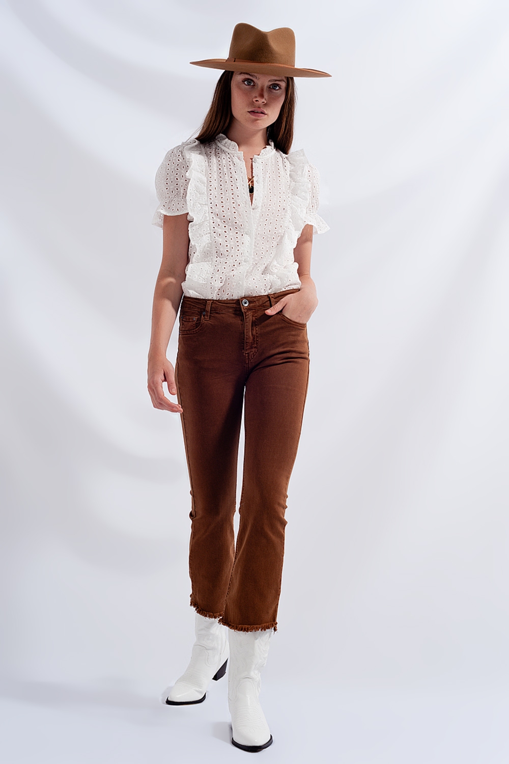 Jeans acampanados con dobladillo sin rematar en marrón Jeans acampanados con dobladillo sin rematar en marrón