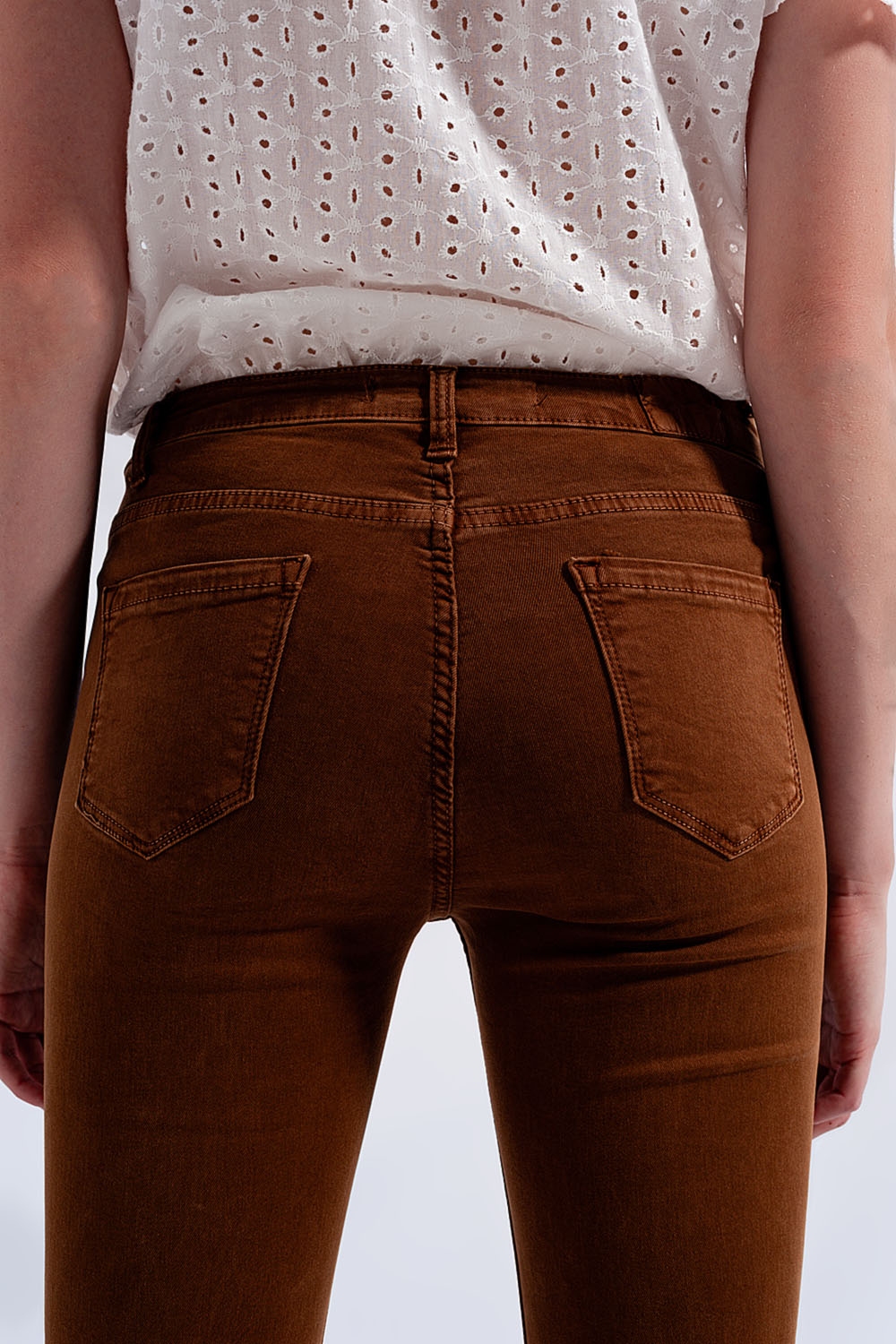 Jeans acampanados con dobladillo sin rematar en marrón Jeans acampanados con dobladillo sin rematar en marrón