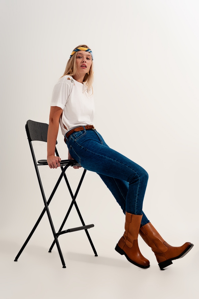 Jeans ajustados de talle alto en azul oscuro con el&aacute;stico de alta calidad