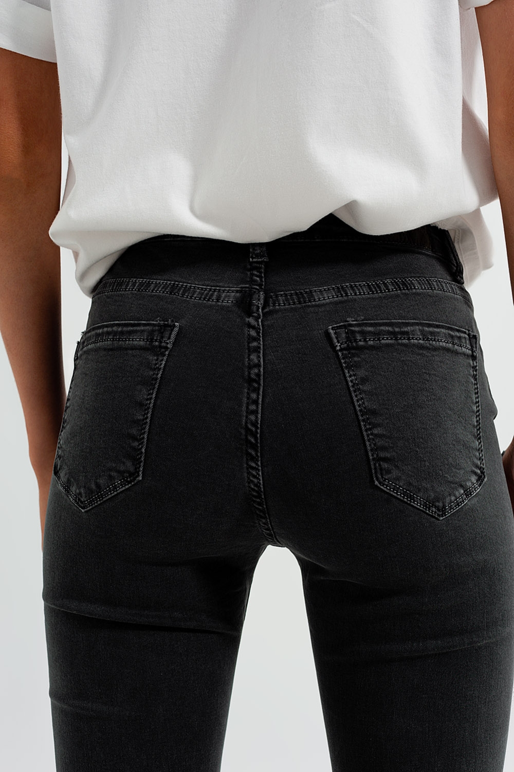 Pantalones en gris oscuro con tobillos anchos