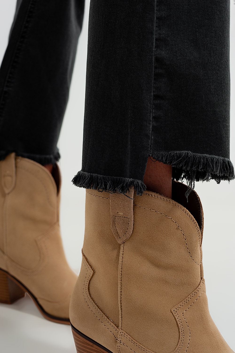 Pantalones en gris oscuro con tobillos anchos