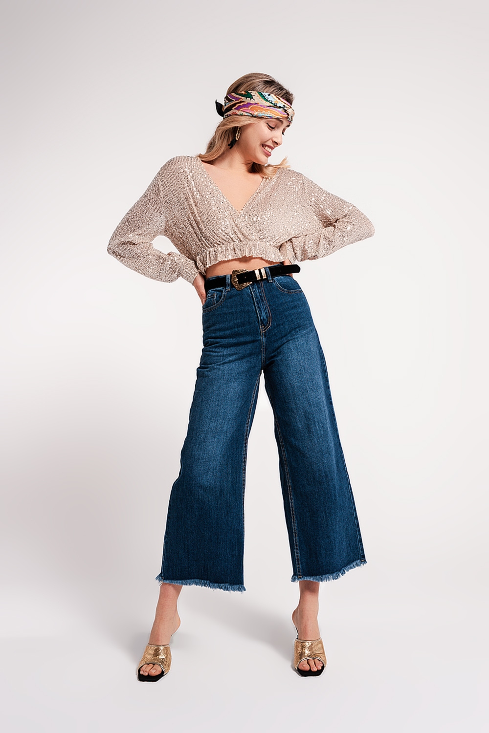 Vaqueros Cropped azul con bajos deshilachados
