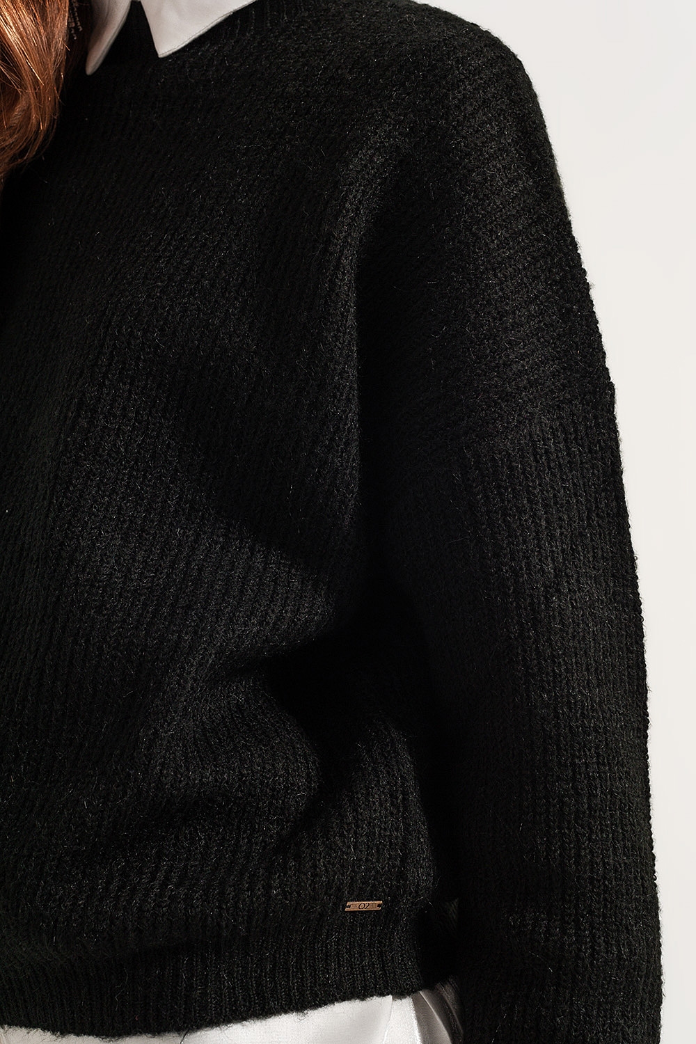 Jersey negro con cuello subido de punto