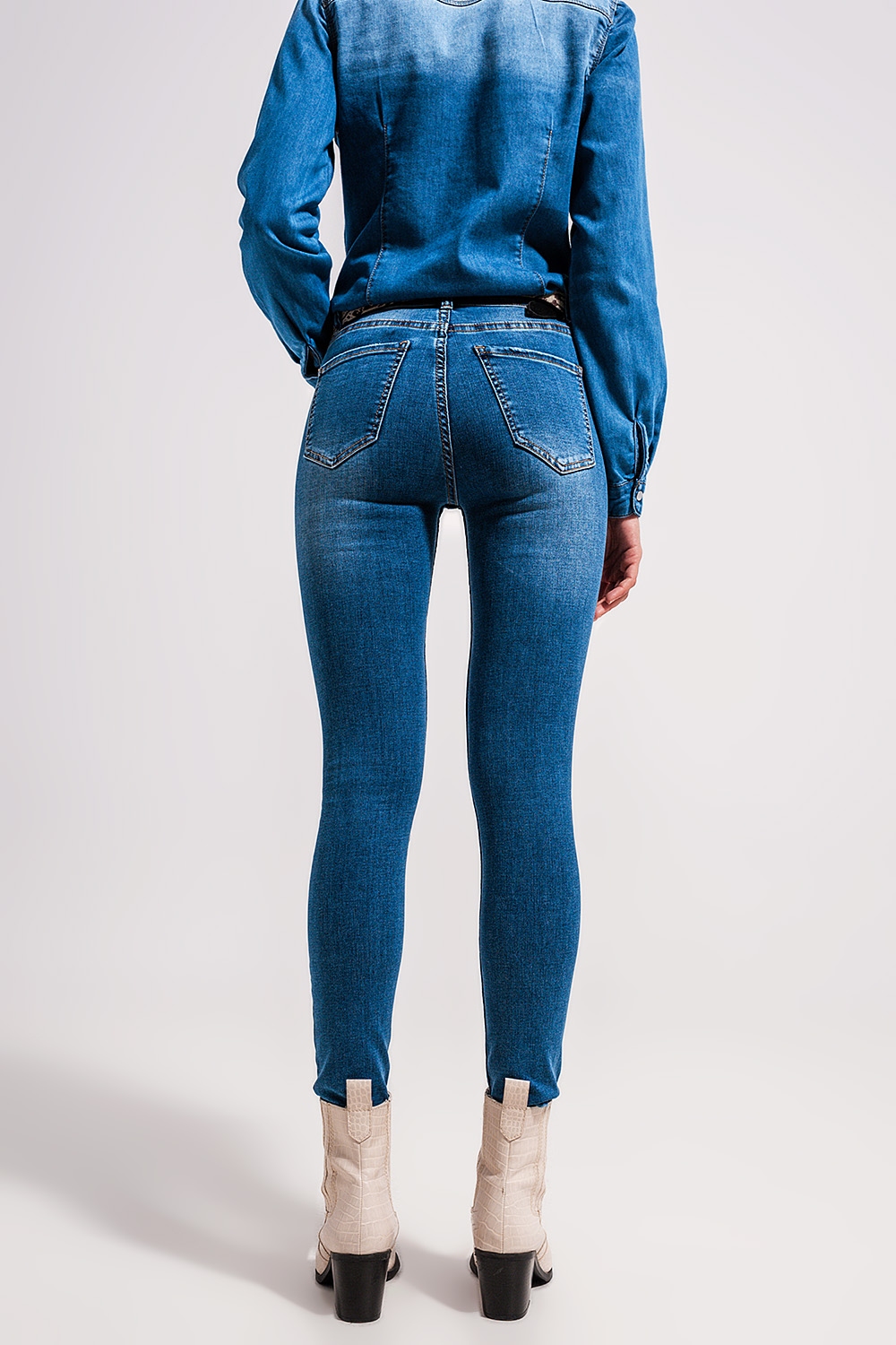 Vaqueros elásticos de corte pitillo y talle alto con lavado azul medio Vaqueros elásticos de corte pitillo y talle alto con lavado azul medio