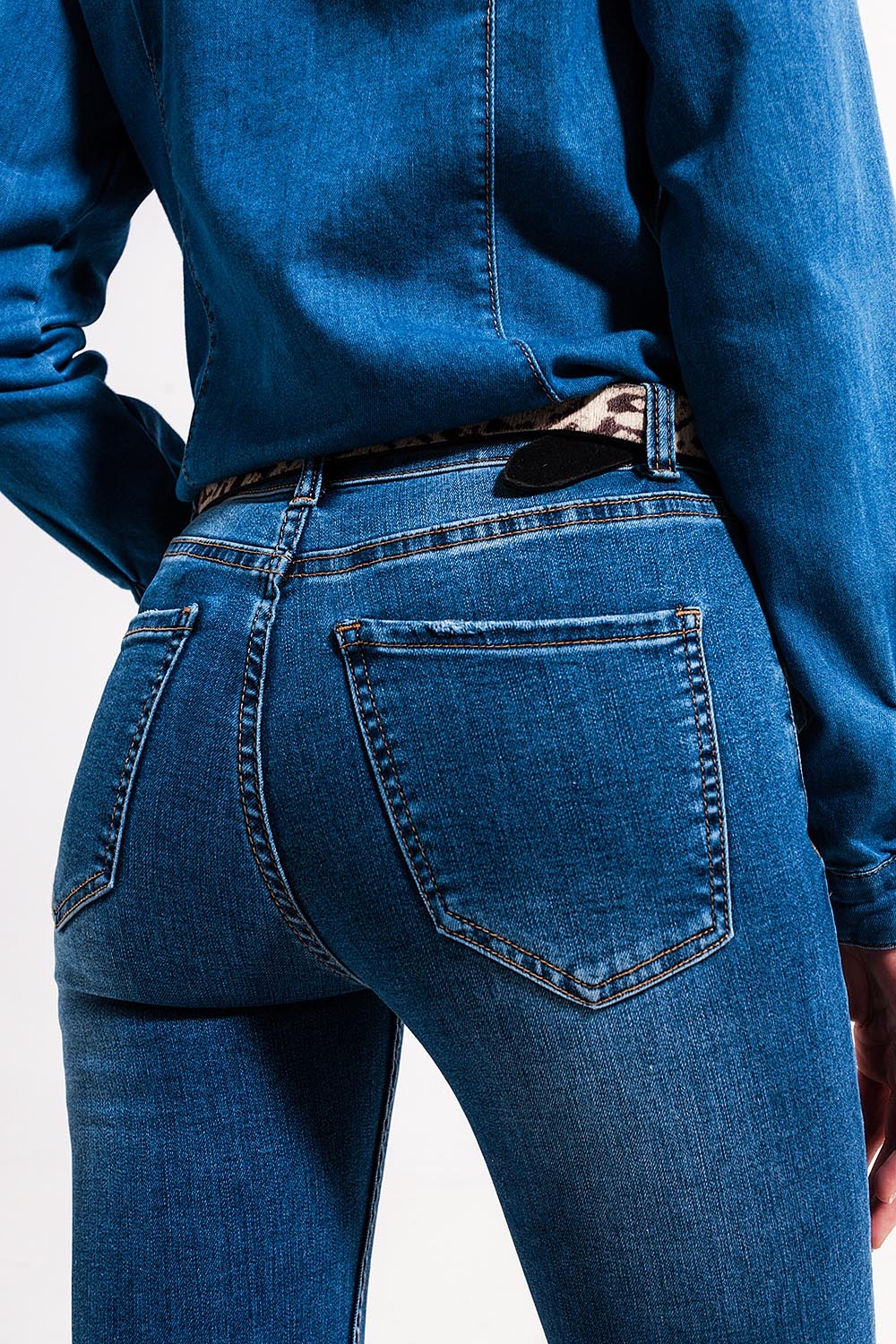 Vaqueros elásticos de corte pitillo y talle alto con lavado azul medio Vaqueros elásticos de corte pitillo y talle alto con lavado azul medio