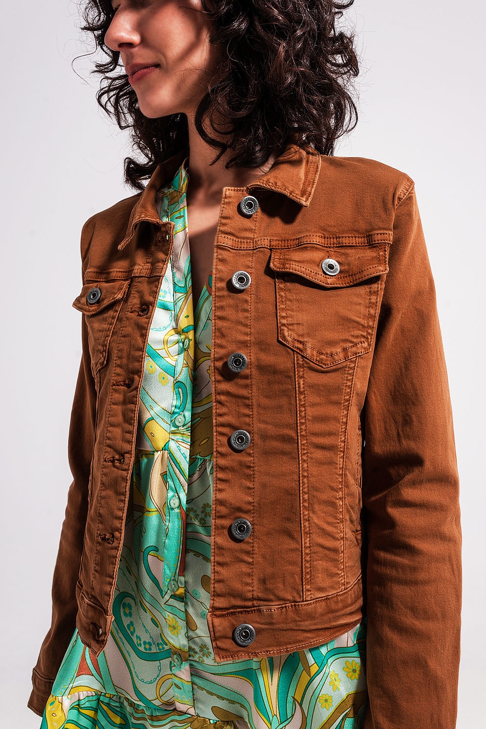 Chaqueta vaquera marron de corte slim