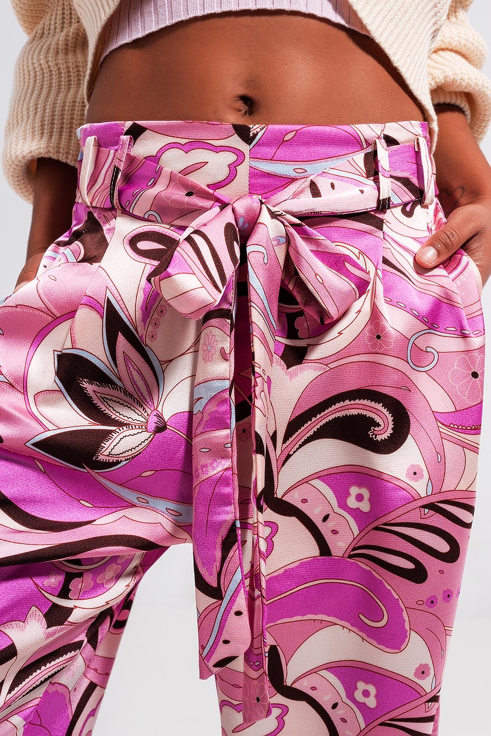 Pantalones rosa de pernera ancha con cintur&oacute;n