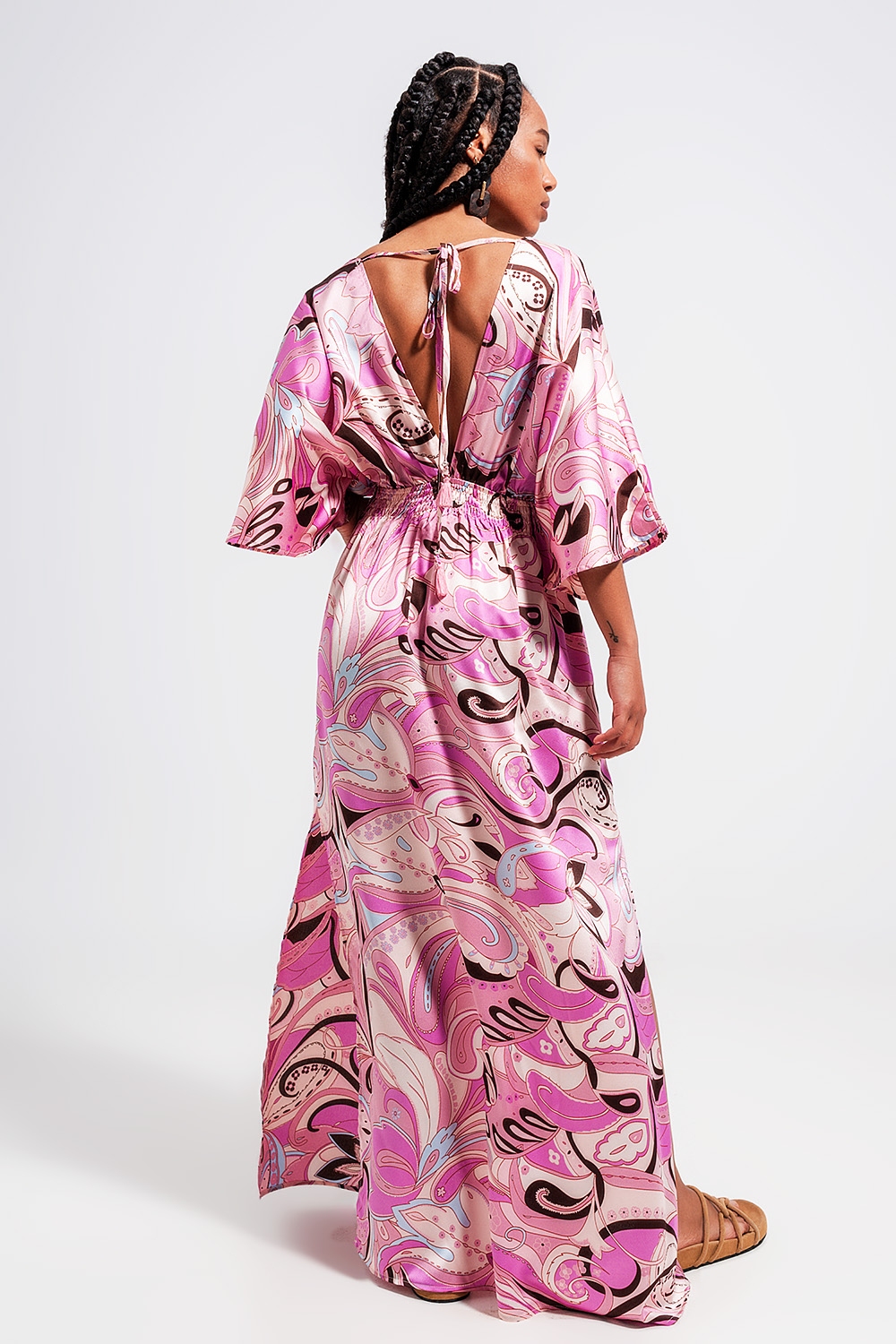 Vestido midi rosa con detalles fruncidos en la cintura y lazada en la espalda Vestido midi rosa con detalles fruncidos en la cintura y lazada en la espalda