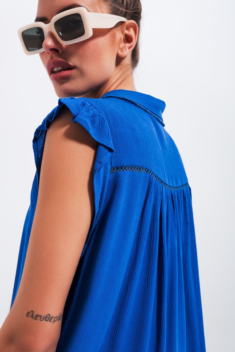 Blusa azul con mangas de volantes Blusa azul con mangas de volantes