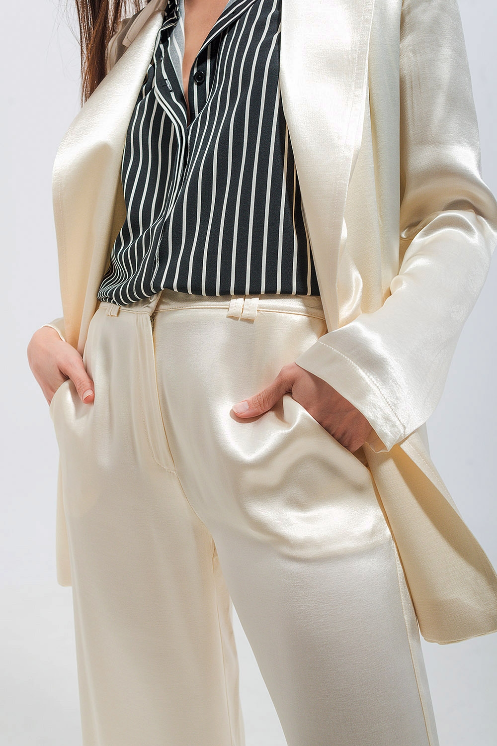 Pantalones de traje de pernera ancha de raso en crudo Pantalones de traje de pernera ancha de raso en crudo