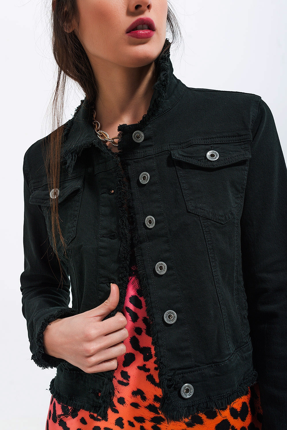 Chaqueta vaquera negra con bordes sin rematar Chaqueta vaquera negra con bordes sin rematar