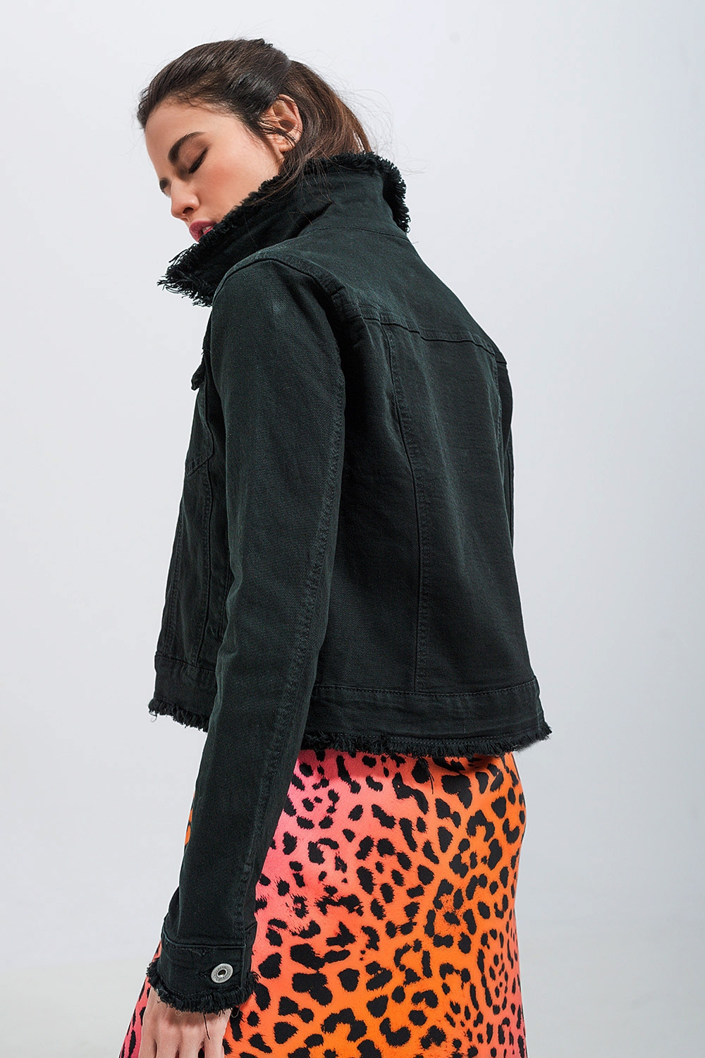 Chaqueta vaquera negra con bordes sin rematar Chaqueta vaquera negra con bordes sin rematar