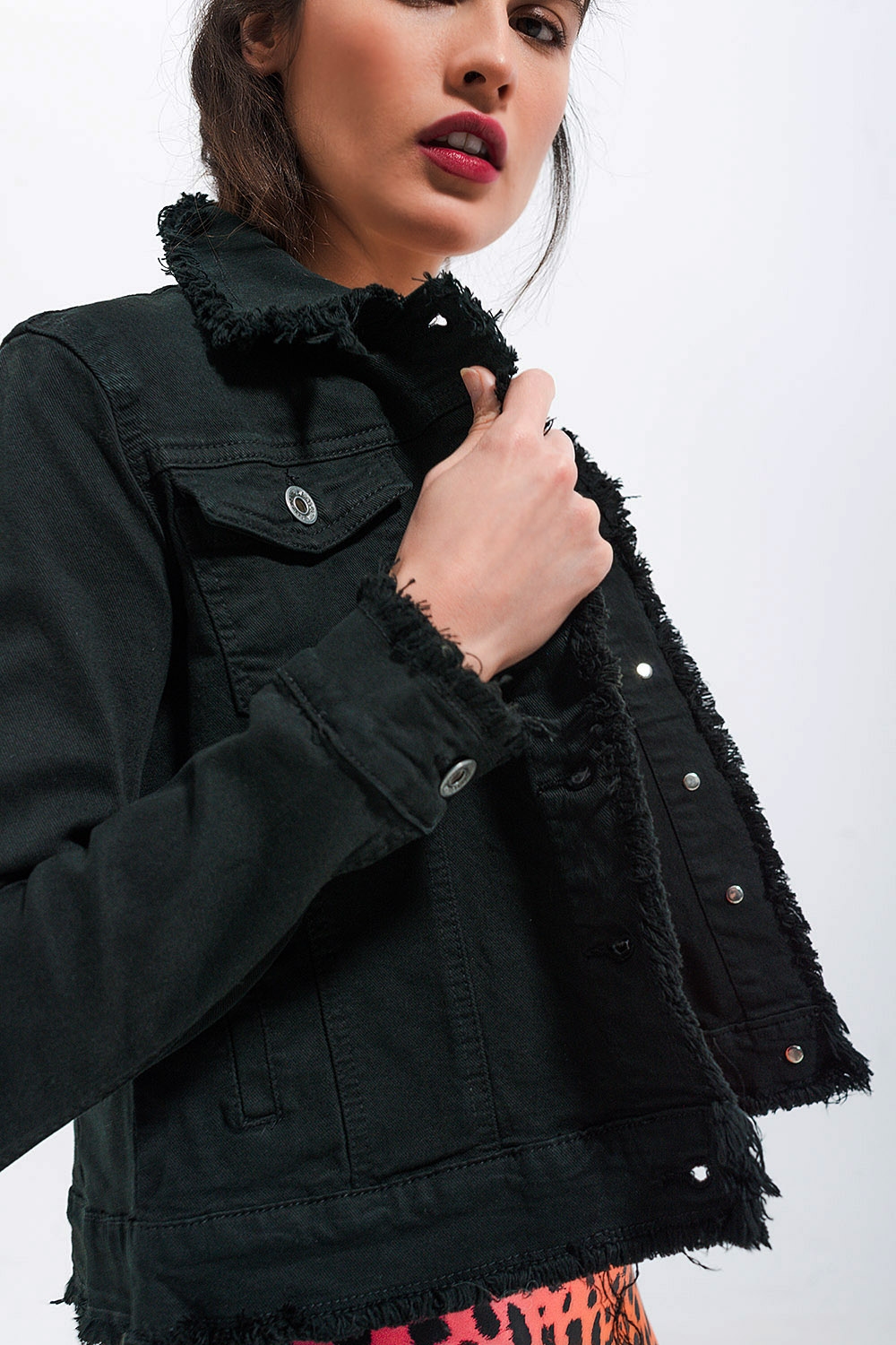Chaqueta vaquera negra con bordes sin rematar Chaqueta vaquera negra con bordes sin rematar