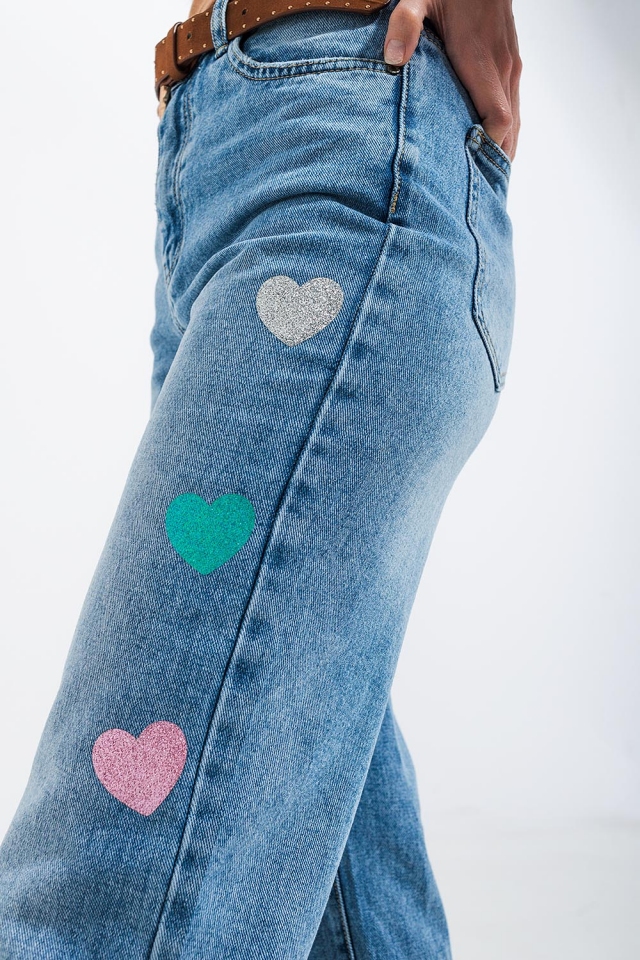 Calças de ganga de cintura alta e perna direita com impressão de coração no meio da lavagem