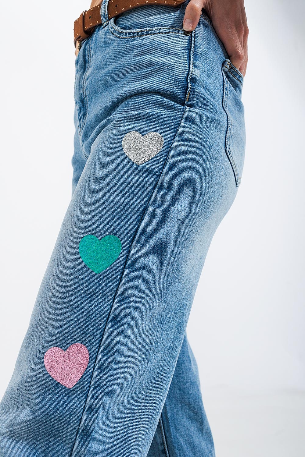 Vaqueros de talle alto y corte recto con lavado medio y estampado de corazones