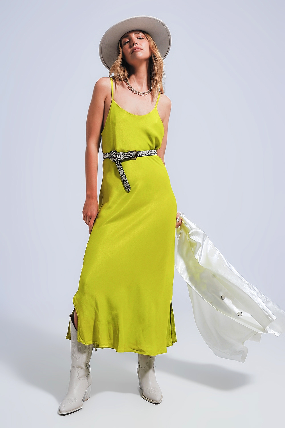 Vestido lencero midi verde de tirantes finos de satén Vestido lencero midi verde de tirantes finos de satén