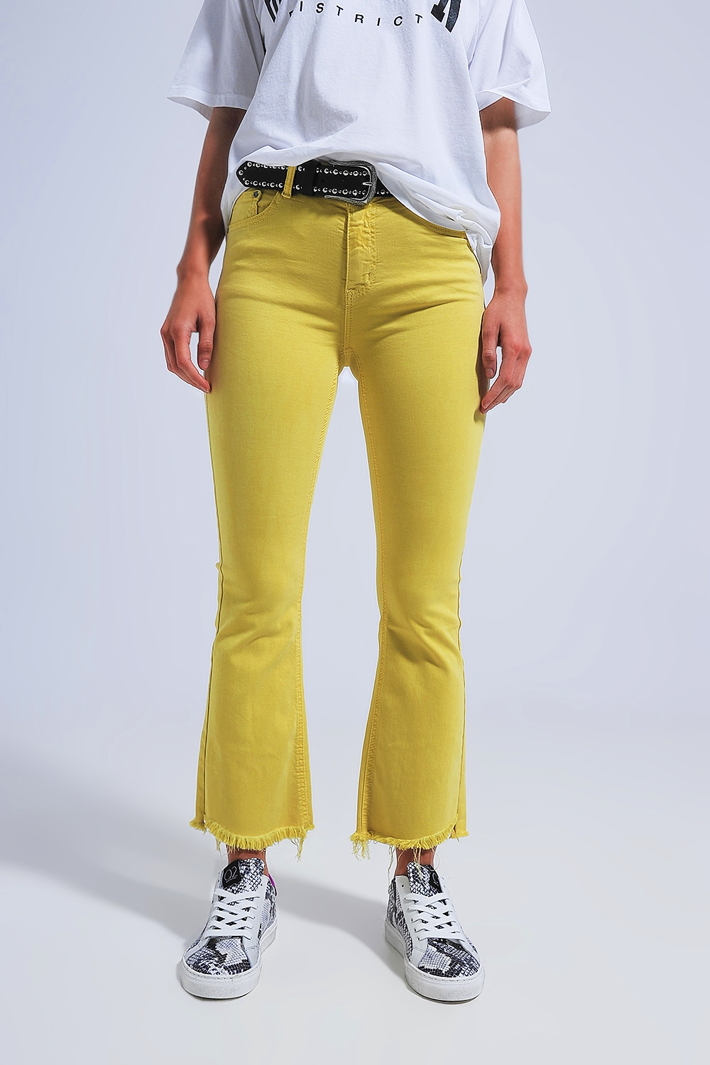 Pantalones rectos en amarillo con tobillos anchos