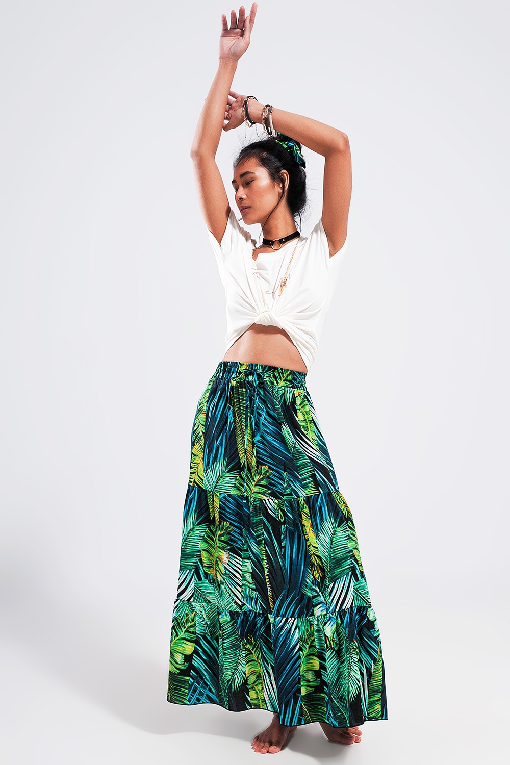 Falda larga verde escalonada con estampado tropical Falda larga verde escalonada con estampado tropical