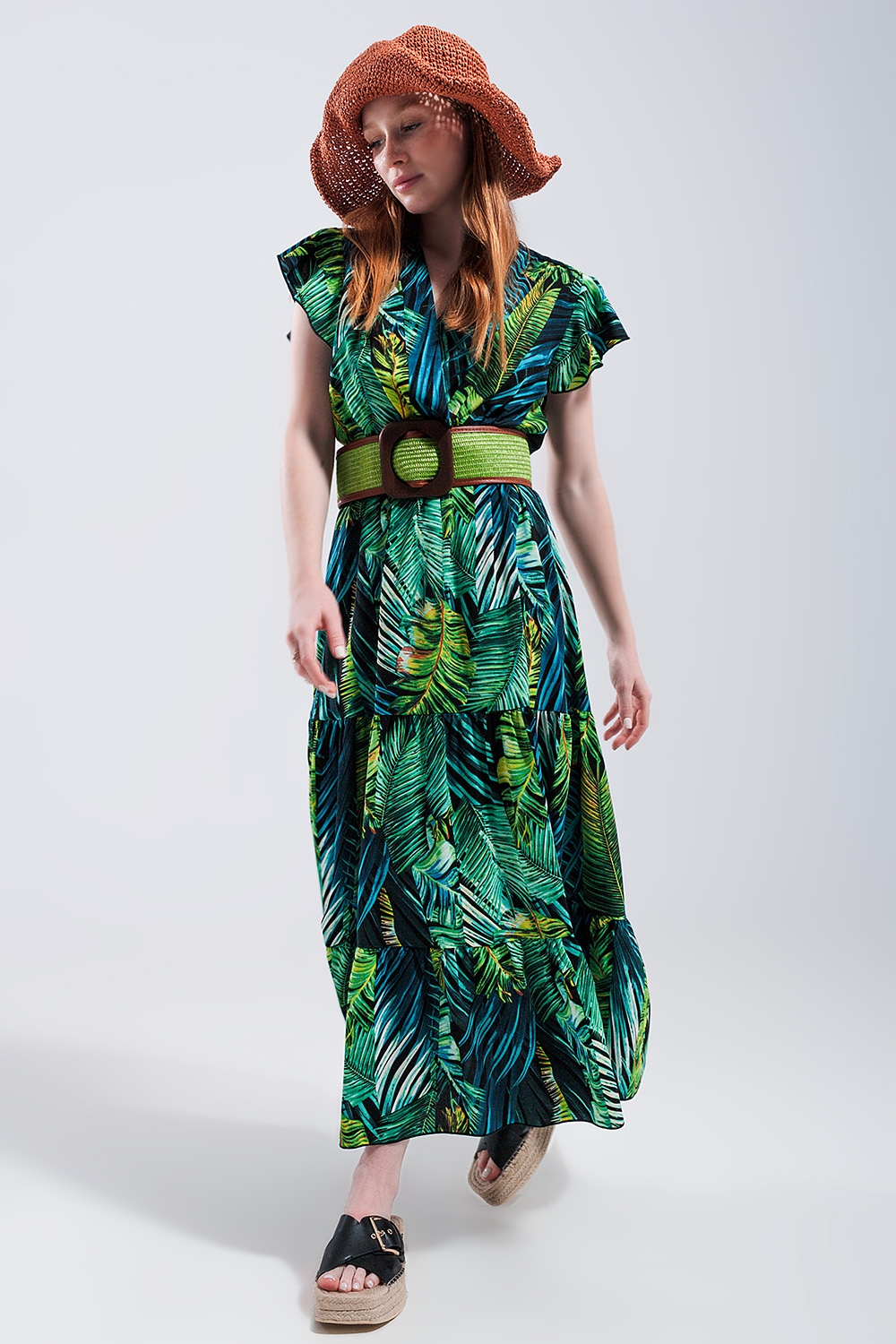 Vestido midi de manga corta y falda escalonada con estampado tropical