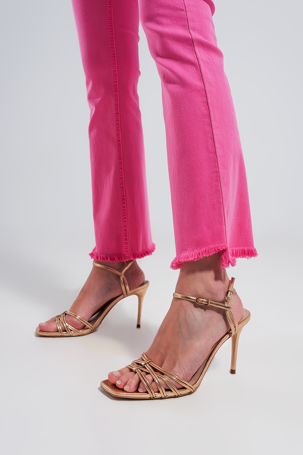 Pantalones rectos en fucsia con tobillos anchos