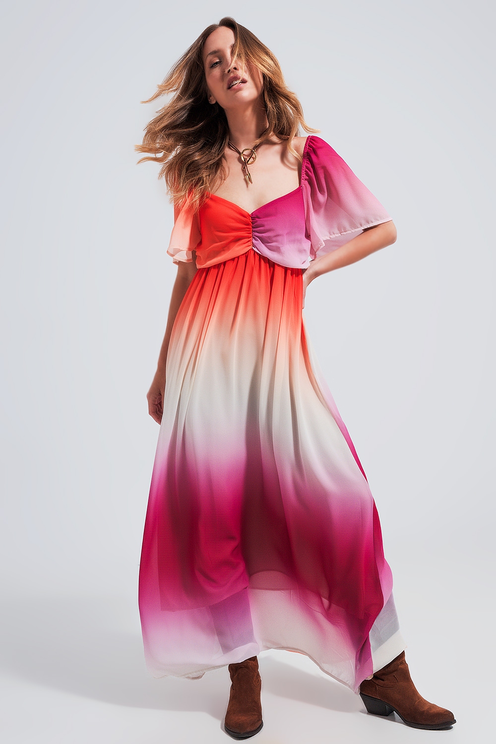 Vestido maxi con dise&ntilde;o degradado y escote coraz&oacute;n fucsia
