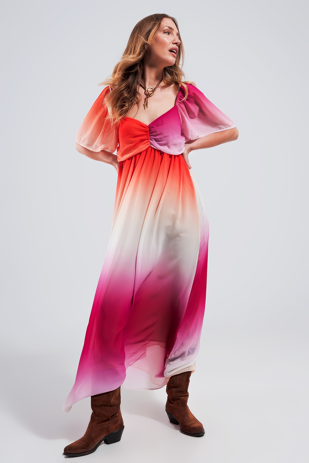Vestido maxi con dise&ntilde;o degradado y escote coraz&oacute;n fucsia
