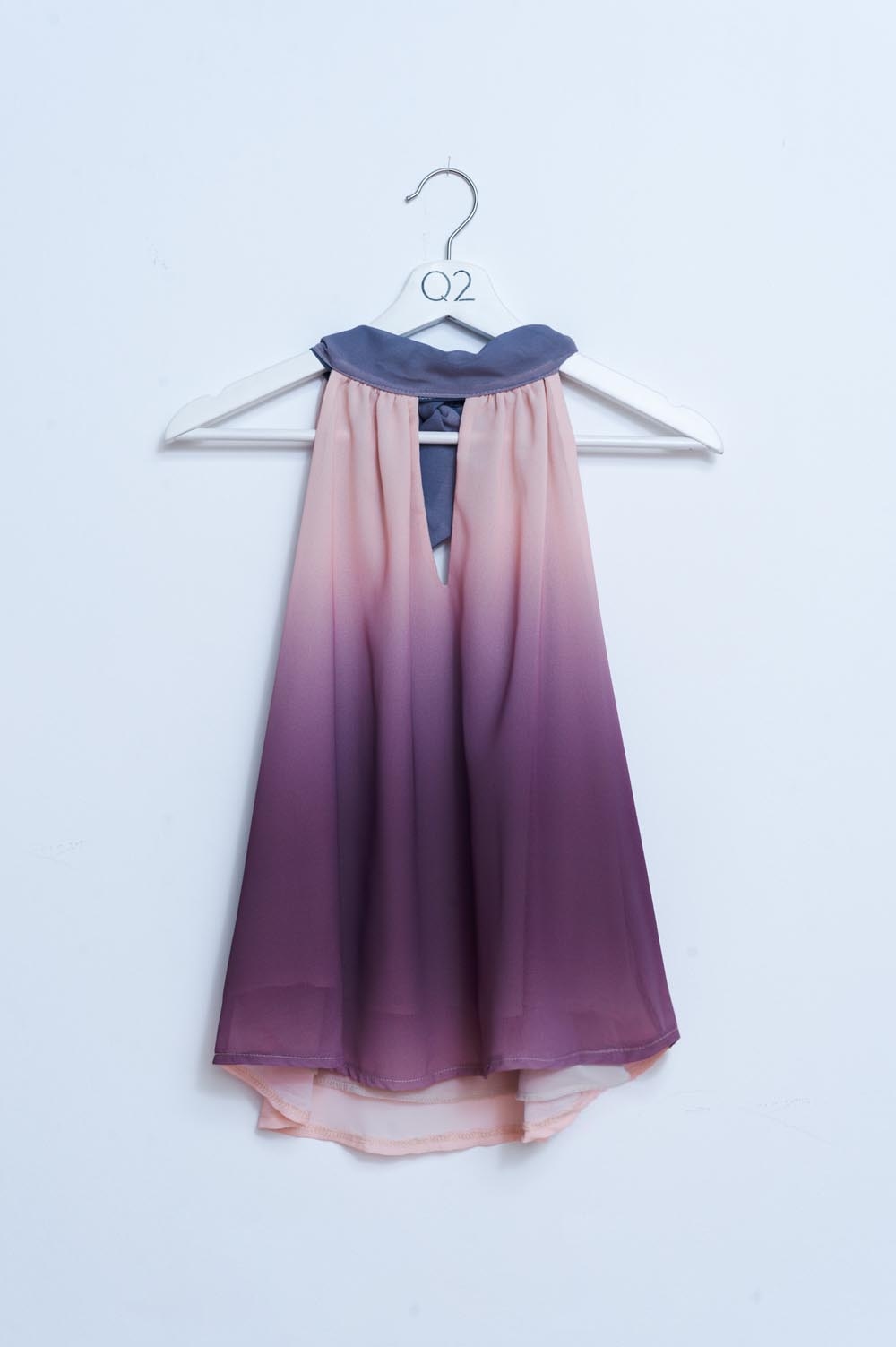 Top con diseño degradado y cuello halter beige Top con diseño degradado y cuello halter beige