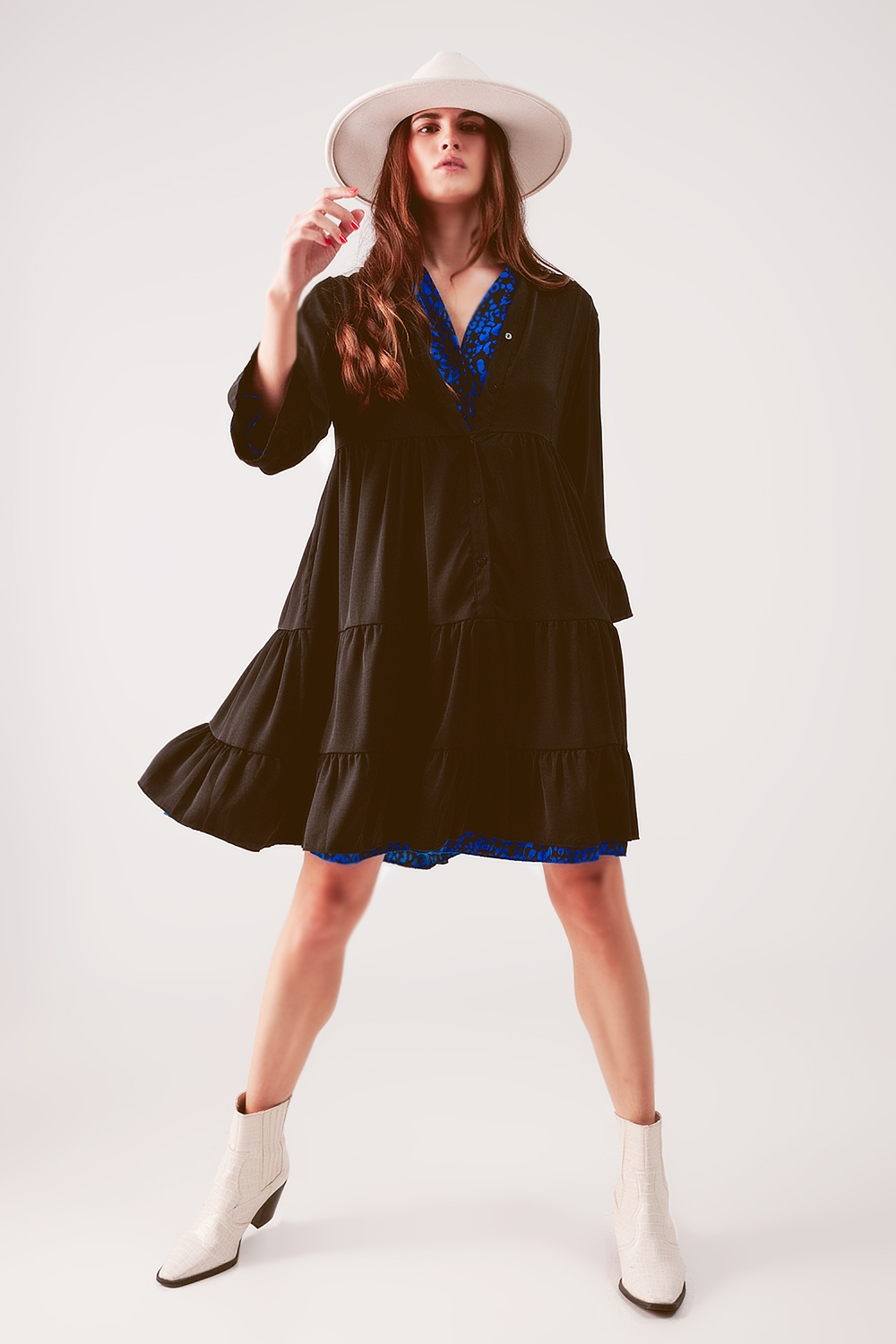 Vestido corto amplio con diseño escalonado en negro Vestido corto amplio con diseño escalonado en negro