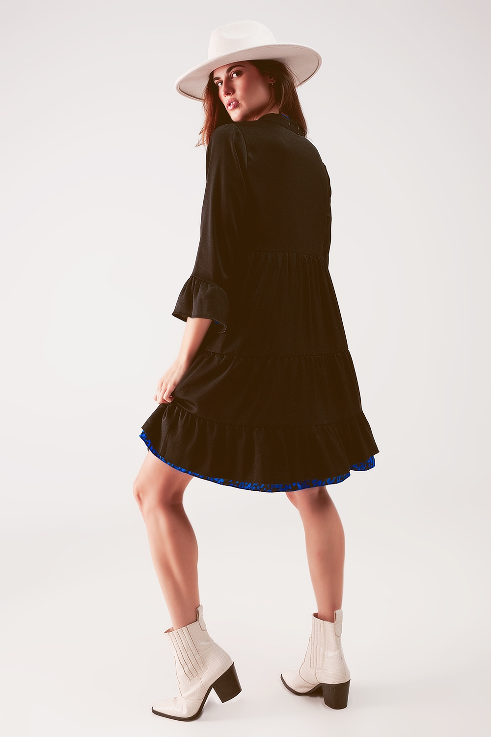 Vestido corto amplio con diseño escalonado en negro Vestido corto amplio con diseño escalonado en negro