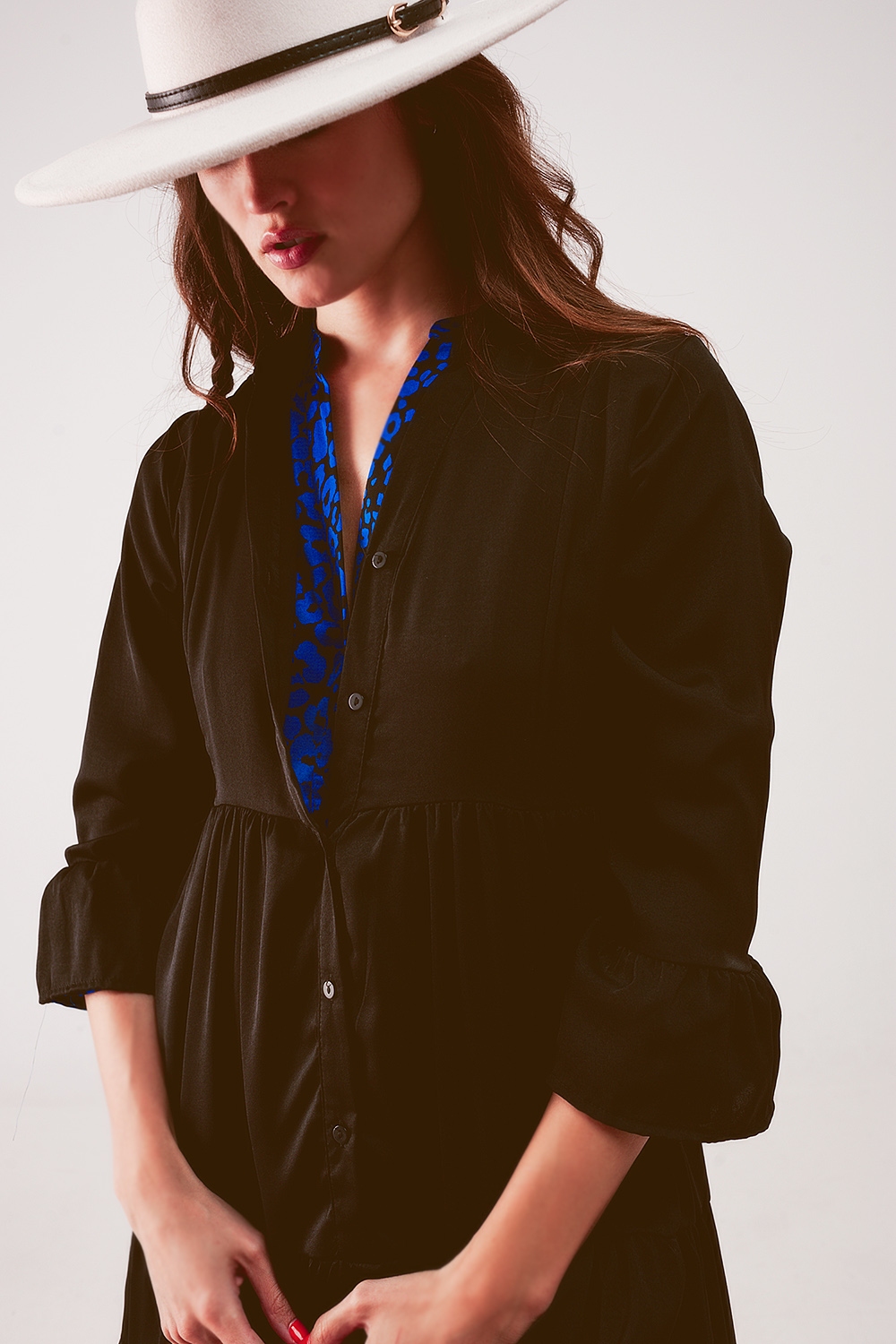 Vestido corto amplio con diseño escalonado en negro Vestido corto amplio con diseño escalonado en negro